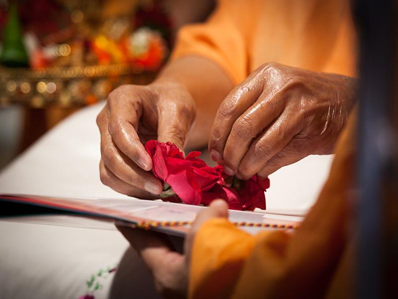  Swamishri sanctifies papers