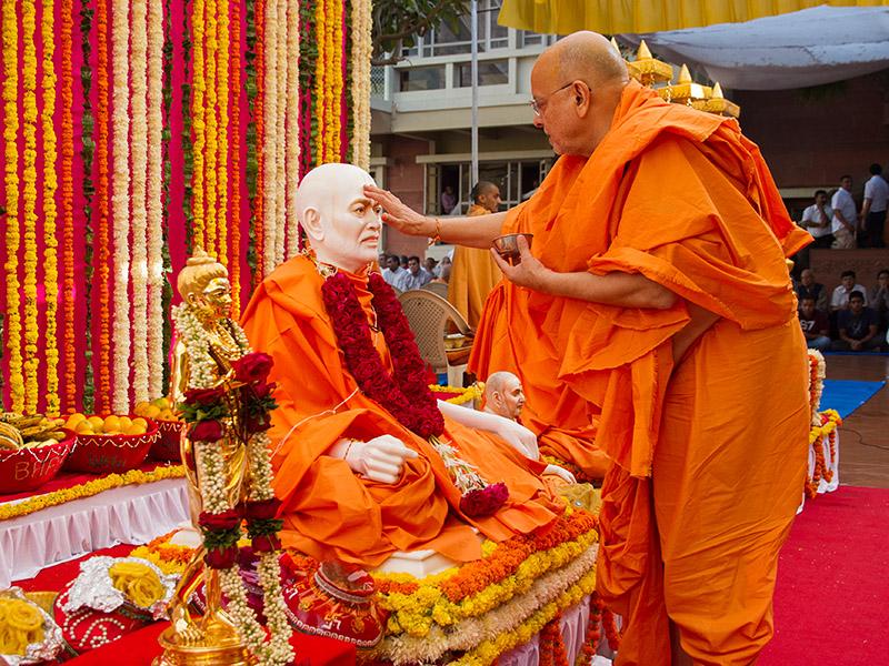  Pujya Ishwarcharan Swami performs pujan of murtis