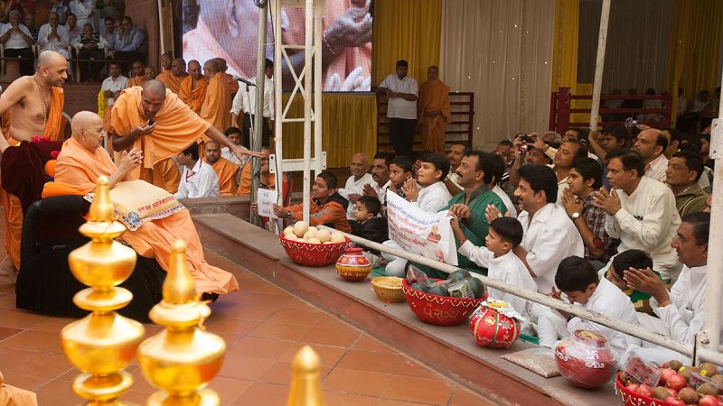  Devotees from Sankari doing darshan of Swamishri