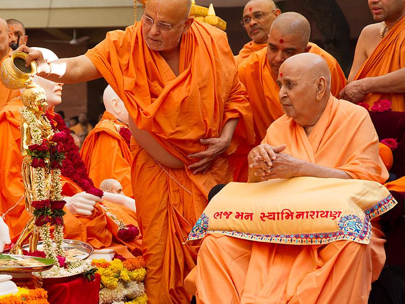  Pujya Ishwarcharan Swami performs abhishek of Shri Nilkanth Varni