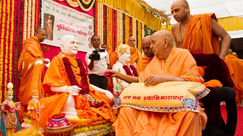  Swamishri performs pujan of murtis