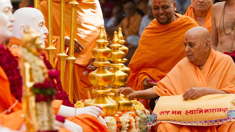  Swamishri sanctifies kalashas