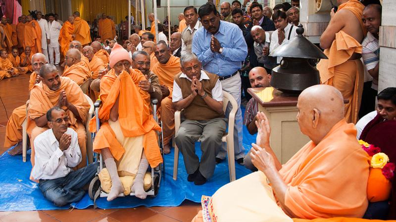  Swamishri blesses an ailing sadhu