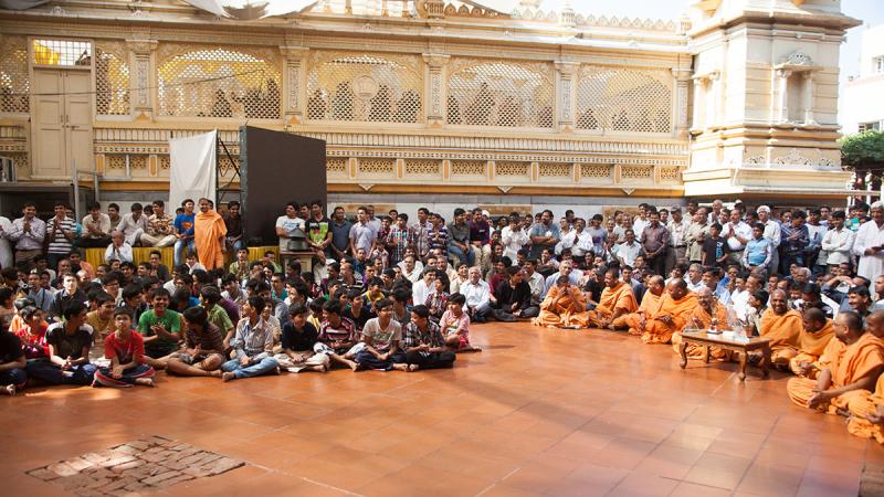  Devotees in the mandir grounds, waiting for Swamishri's darshan