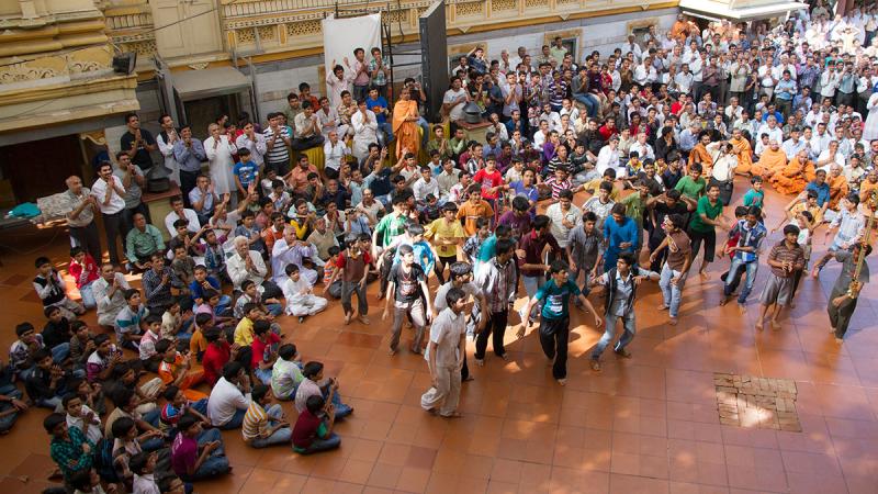 Youths and kids rejoice before Swamishri