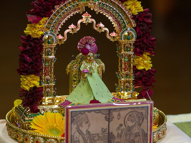  Shri Harikrishna Maharaj in Swamishri's puja