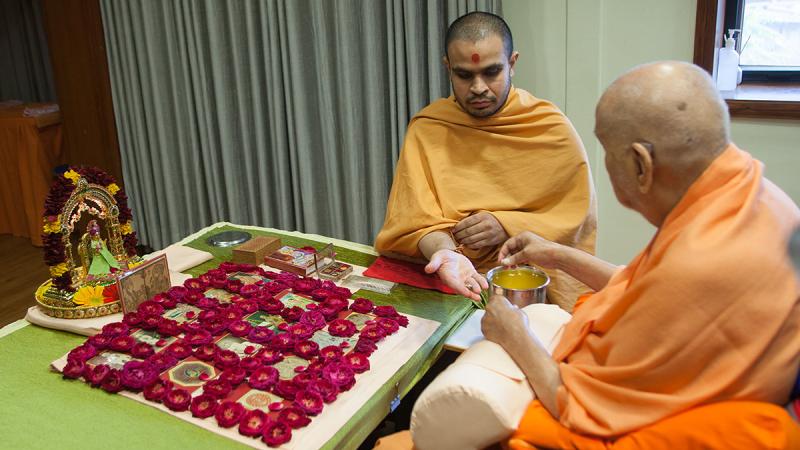  Swamishri performs his morning puja rituals