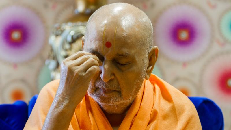  Swamishri performs his morning puja rituals