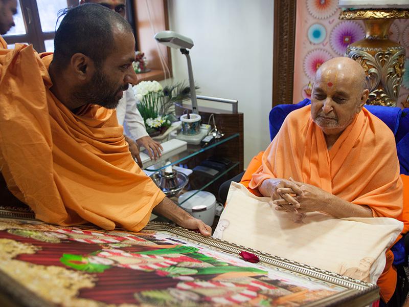  Swamishri sanctifies a murti of Thakorji