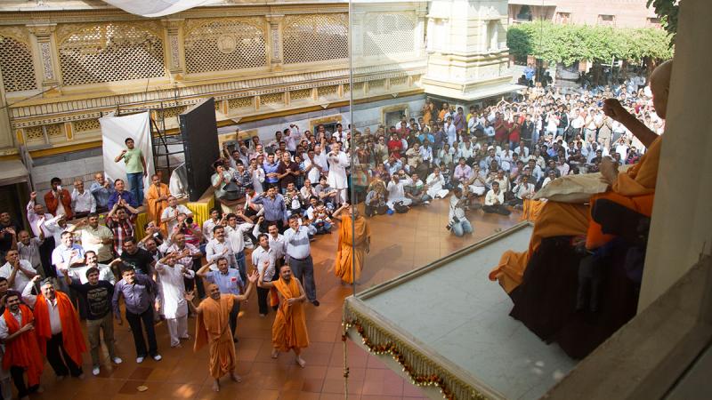  Swamishri joins devotees in hailing Bhagwan Swaminarayan and the Guru Parampara