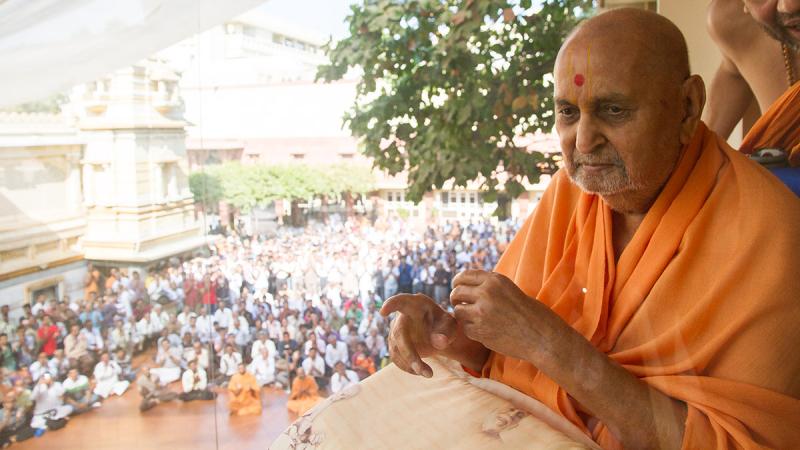  Swamishri blesses all
