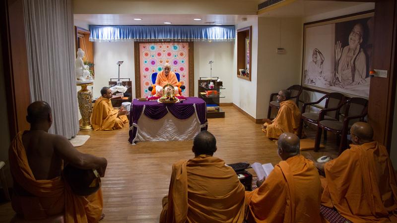  HH Pramukh Swami Maharaj performs his morning puja