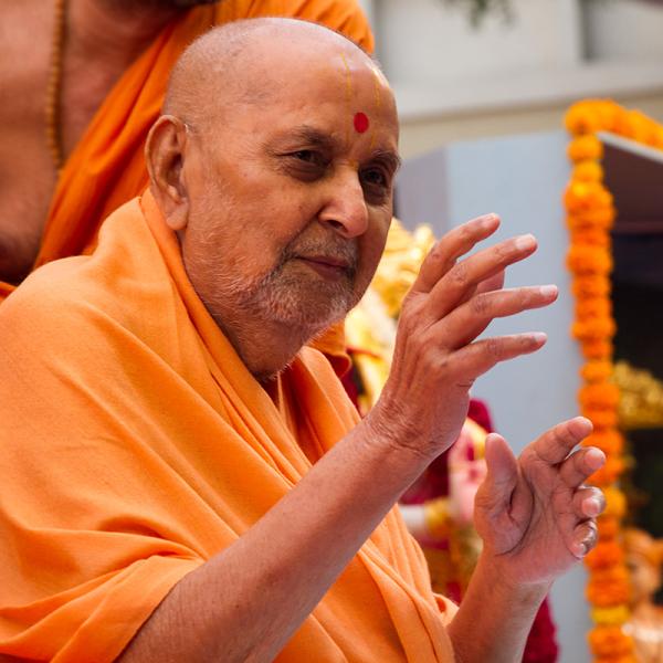 Swamishri blesses devotees 