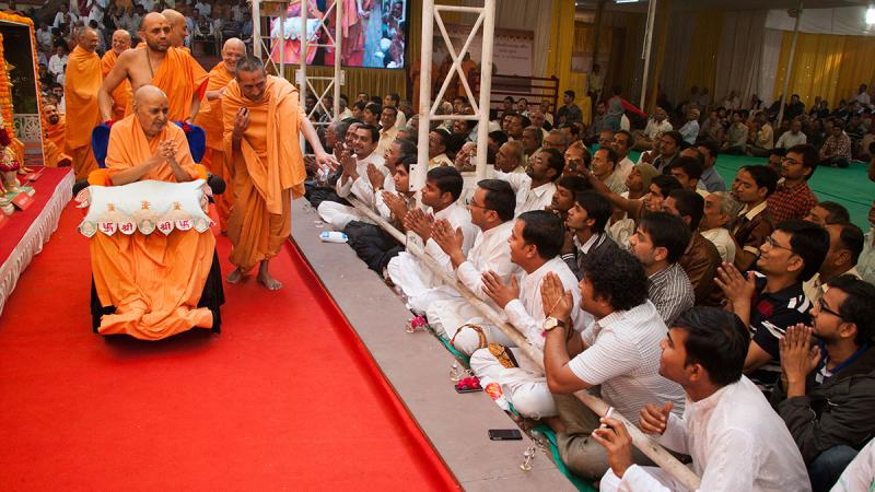  Swamishri blesses devotees from Surat