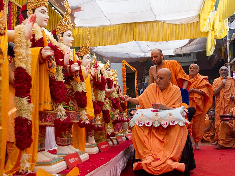  Swamishri performs pujan of murtis