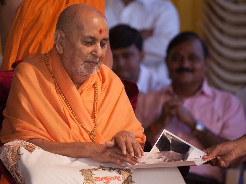  Swamishri sanctifies a photograph