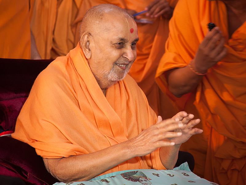  HH Pramukh Swami Maharaj arrives for darshan at 10.33 am