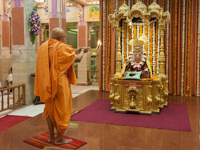Pujya Tyagvallabh Swami performs Arti of Bhagwan Swaminarayan (abhishek murti)