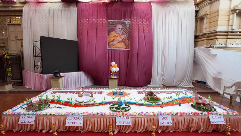  A cake made as part of the celebrations on HH Pramukh Swami Maharaj's 92nd birthday, his Janm Jayanti 