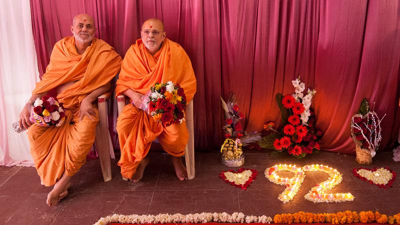  Pujya Ishwarcharan Swami and Pujya Viveksagar Swami welcome Swamishri with flowers