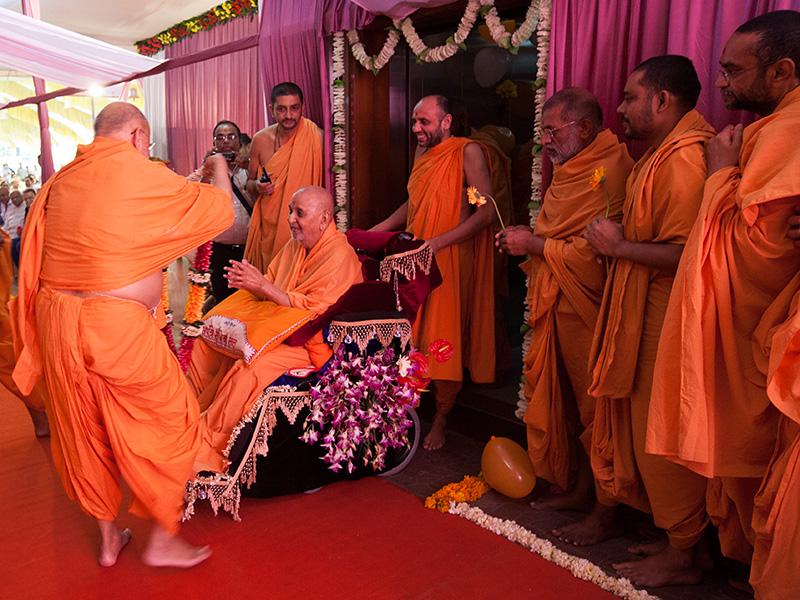  HH Pramukh Swami Maharaj arrives for Thakorji's darshan at 10:10 am