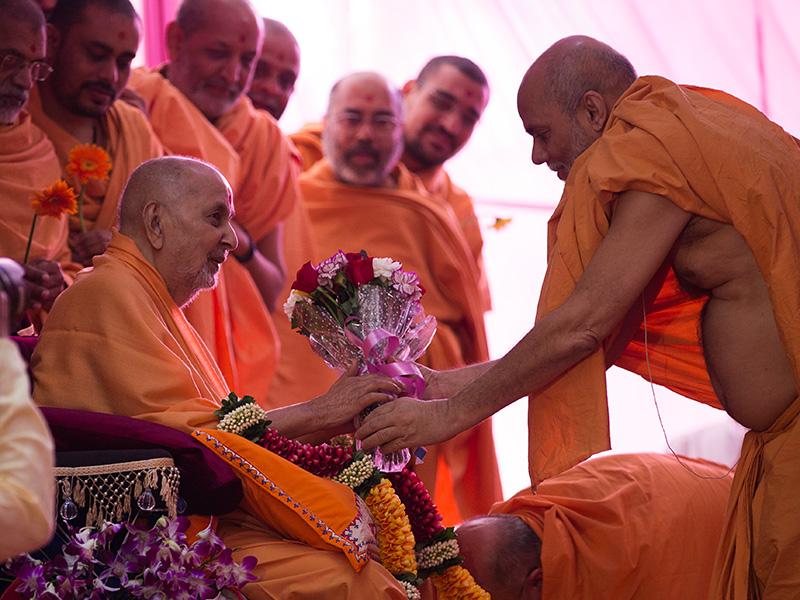  Pujya Viveksagar Swami welcomes Swamishri with flowers