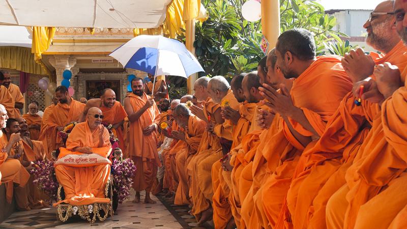  Swamishri greets sadhus with 'Jai Swaminarayan' in the mandir pradakshina