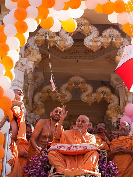  Swamishri releases balloons