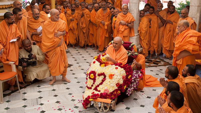  Senior sadhus honor Swamishri with a shawl of flowers