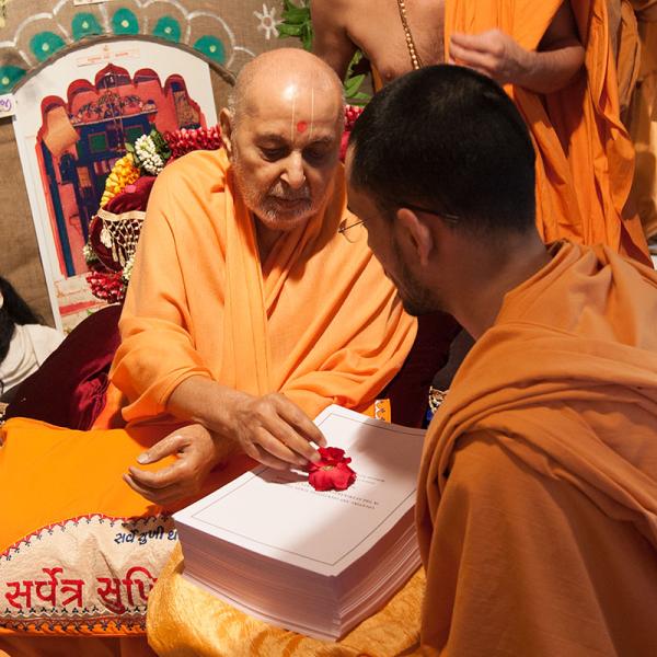 Swamishri sanctifies a sadhu's work