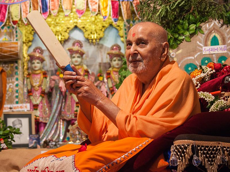  Swamishri sanctifies a small cricket bat