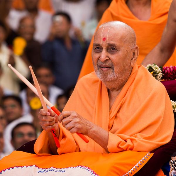  Swamishri plays with drum sticks