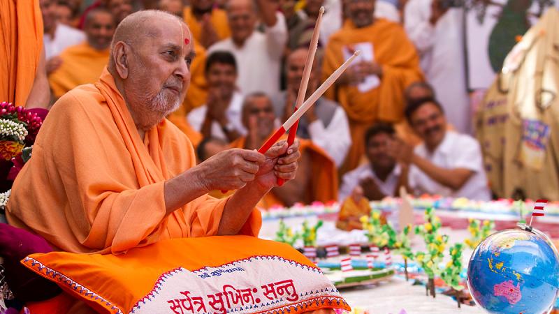  Swamishri plays drum sticks