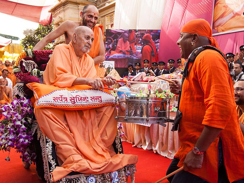  Swamishri plays drum 