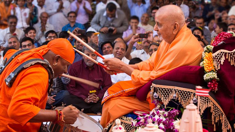  Swamishri blesses percussion maestro