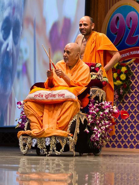 Swamishri arrives for the Janm Jayanti assembly in the sabha hall