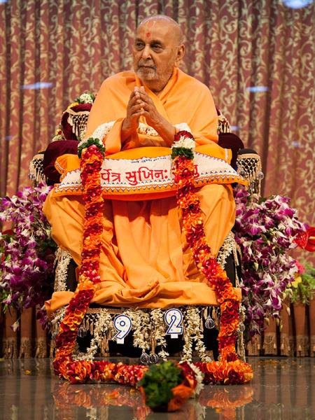 Senior sadhus honor Swamishri with garlands