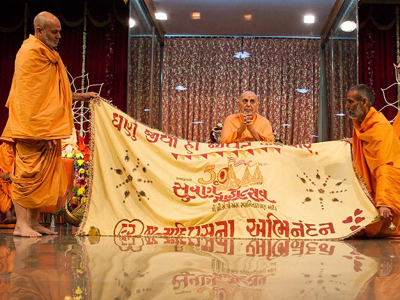  Senior sadhus honor Swamishri with a shawl