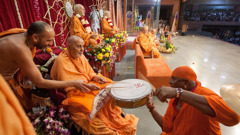  Swamishri plays drum