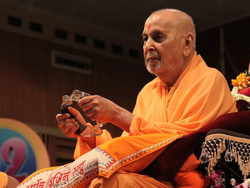  Swamishri plays tambourine