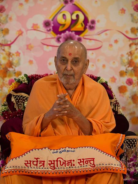  Swamishri bids Jai Swaminarayan to all after his morning puja