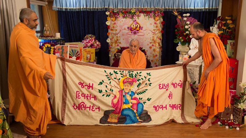  Sadhus honor Swamishri with shawls