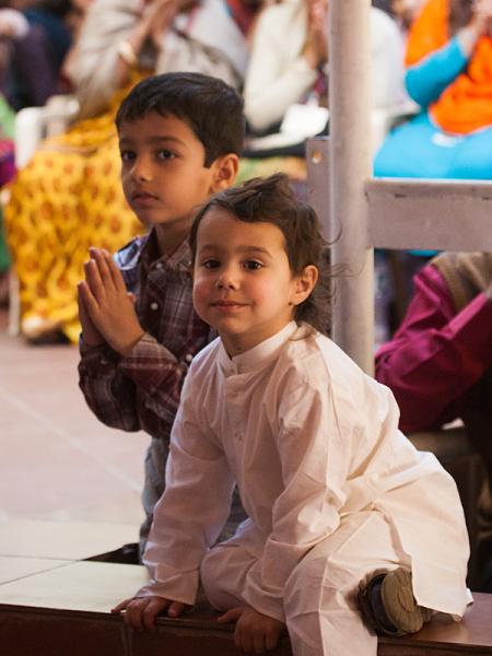  Kids doing darshan of Swamishri