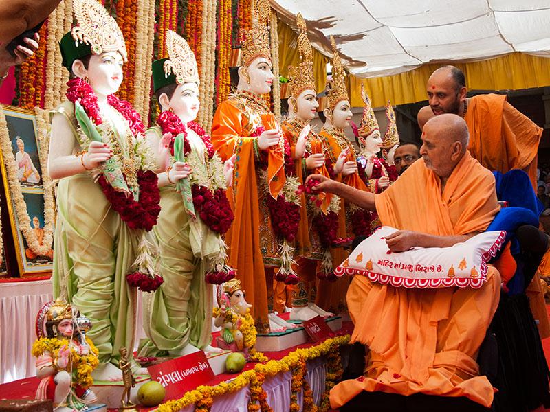  Swamishri performs pujan of murtis for Ugamedi Mandir