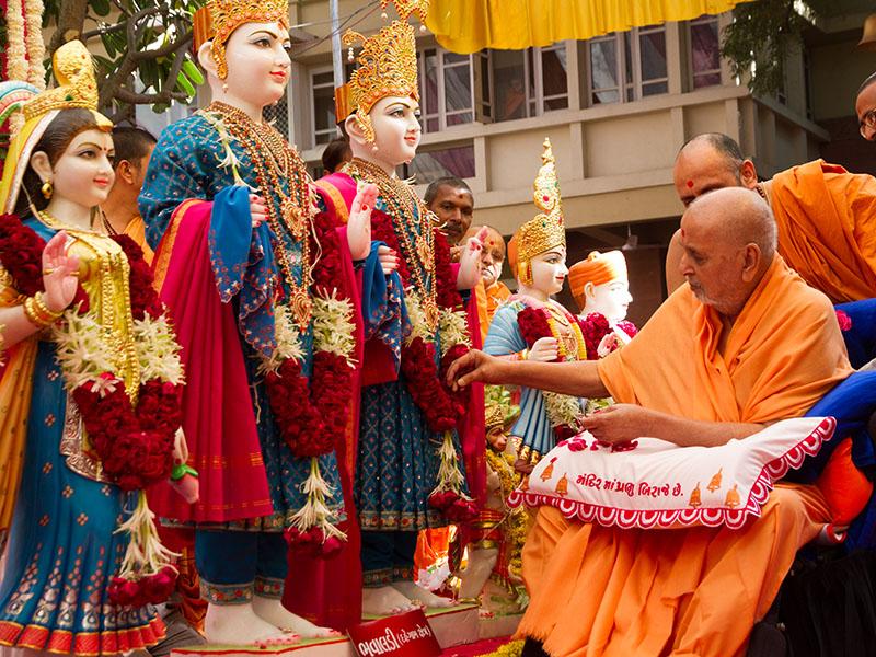  Swamishri performs pujan of murtis for Bhuvaldi Mandir