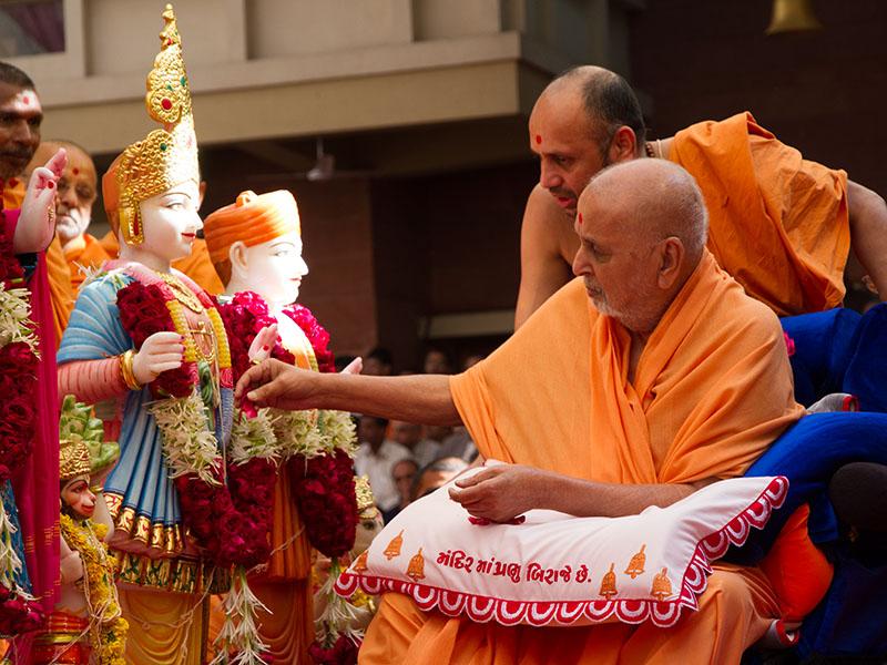  Swamishri performs pujan of murtis for Dedadra Mandir