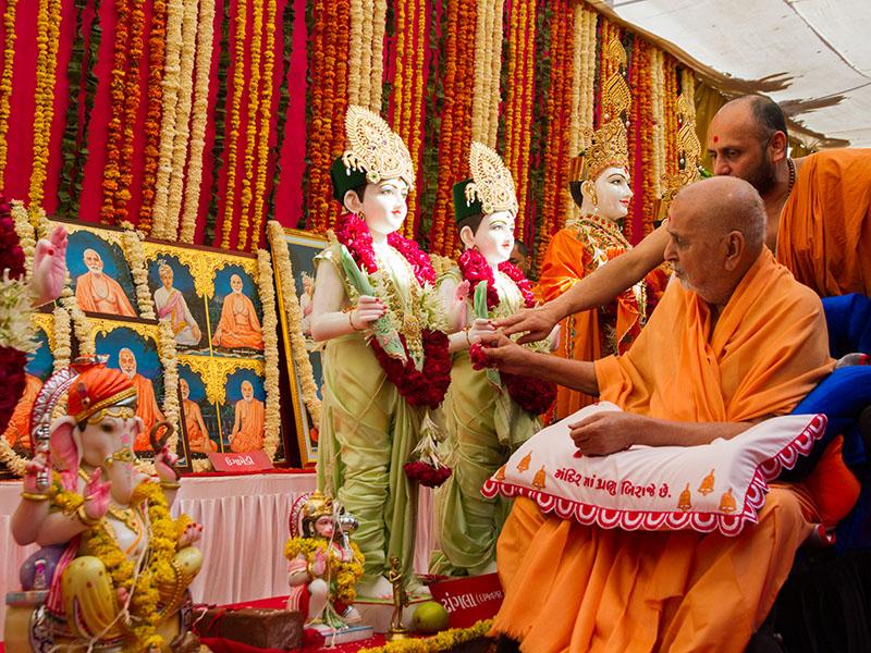  Swamishri performs pujan of murtis for Dhangla Mandir