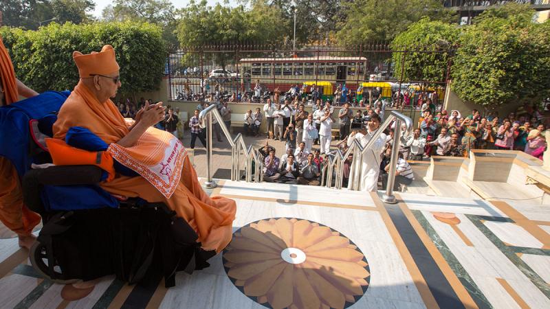  Swamishri greets devotees with 'Jai Swaminarayan'