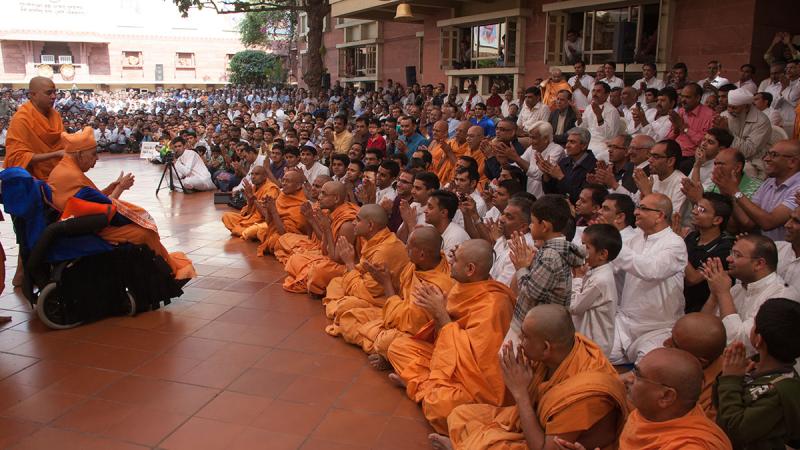  Devotees doing darshan of Swamishri