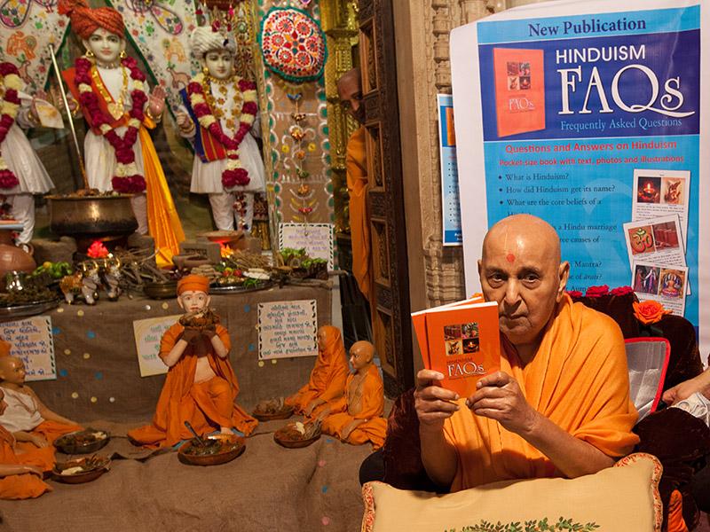  Swamishri inaugurates a new book 'Hinduism FAQs'